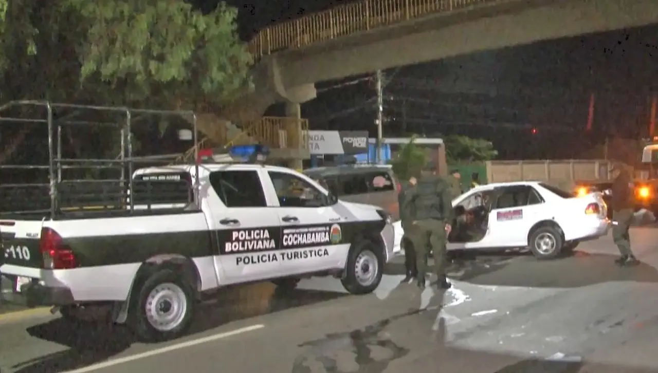 Vehículo impacta cerca de un puente peatonal en Cochabamba y deja a dos personas heridas