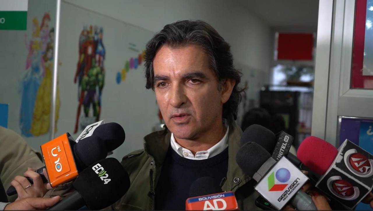 “Paros por solidaridad son ilegales”, dice alcalde Saavedra ante la amenaza de trabajadores de salud