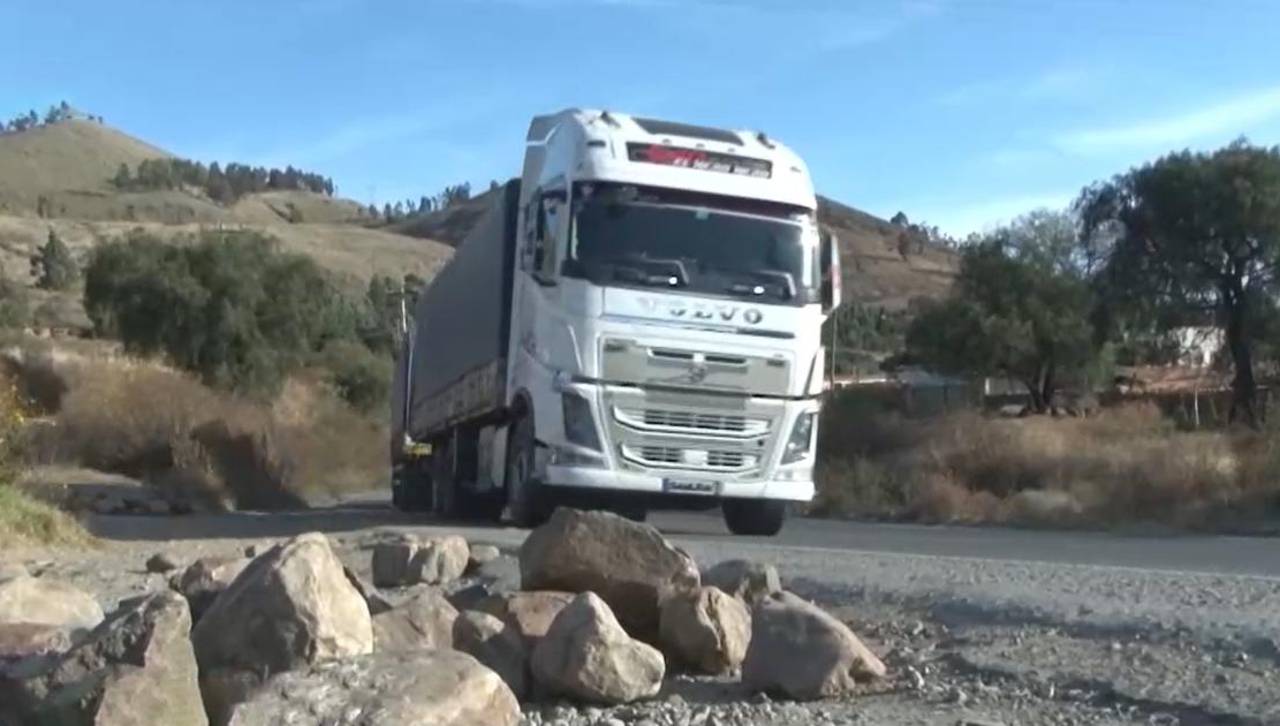 Pese a que ya no hay bloqueos, buses restringen viajes por la ruta nueva Cochabamba - Santa Cruz por los escombros que hay sobre la vía