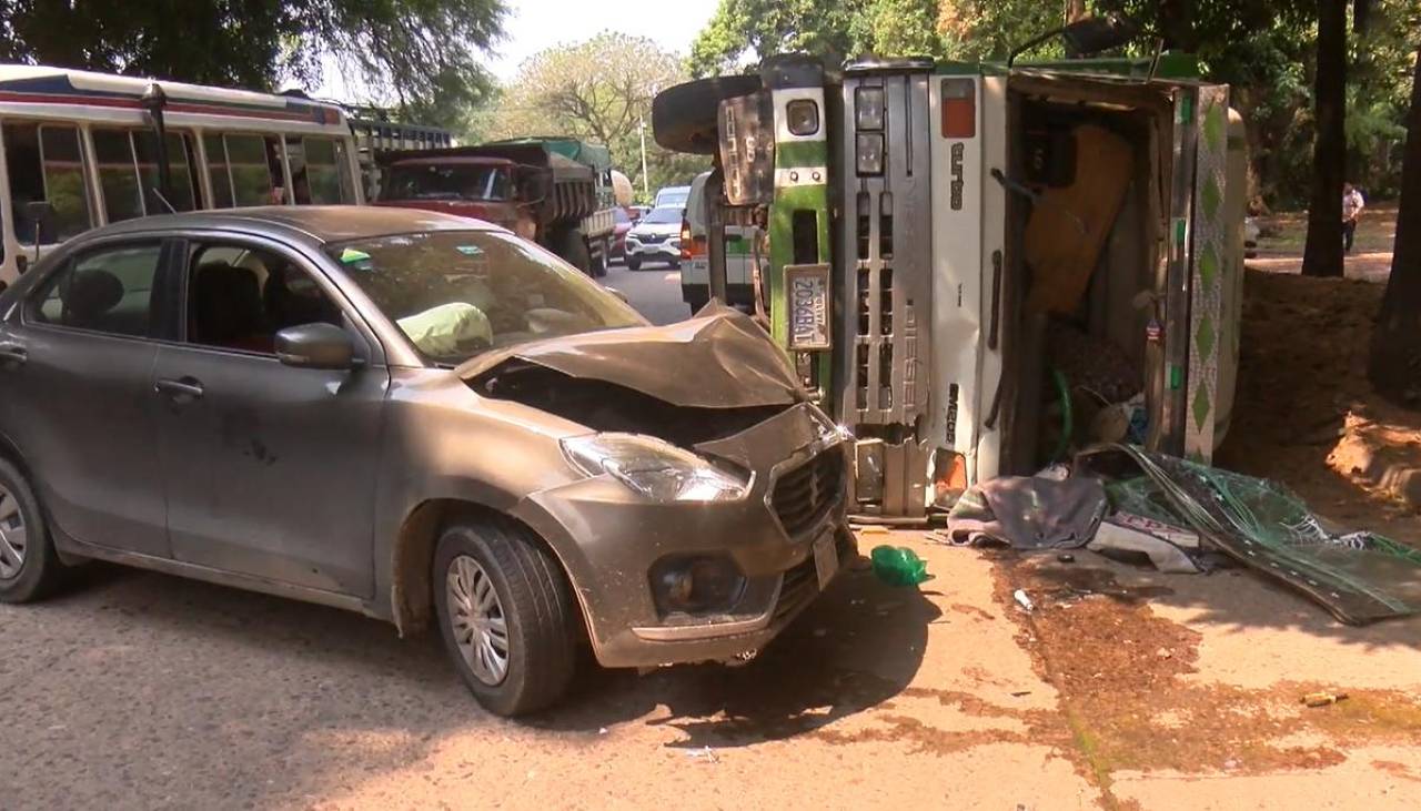 Chofer huye tras volcar e impactar su camión contra un auto en el que estaba una niña