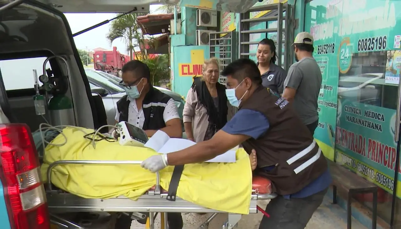 Enfermera lucha por su vida tras caer de un micro que aceleró cuando pagaba su pasaje 