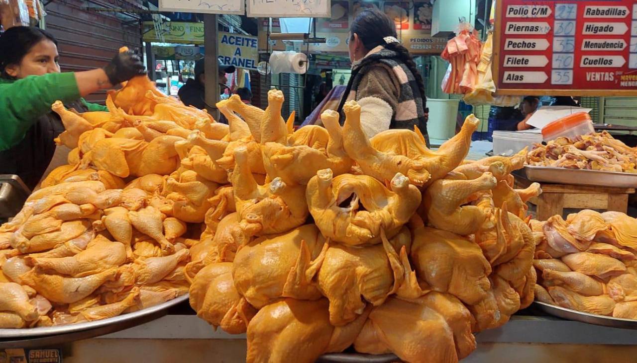 El precio del kilo de pollo registra una baja en Santa Cruz y Cochabamba; en La Paz hay quejas por costos