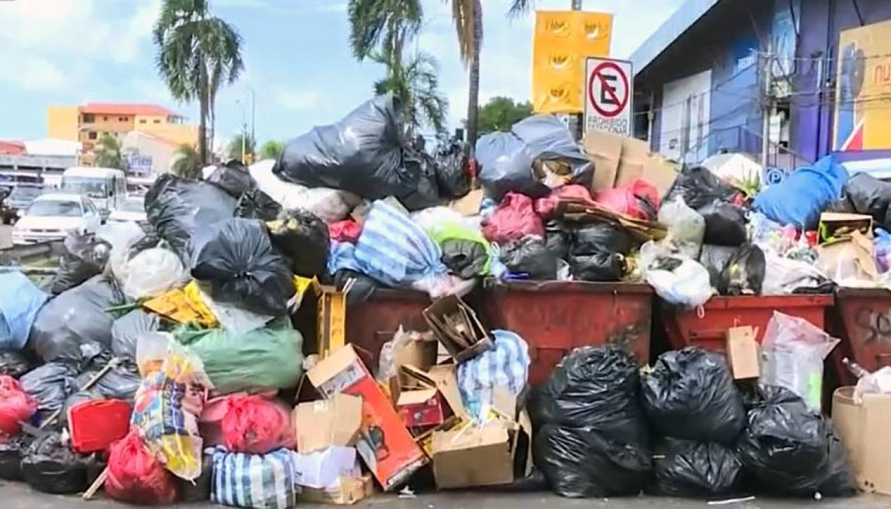 Santa Cruz: basura rebalsa en los contenedores en el mercado Mutualista