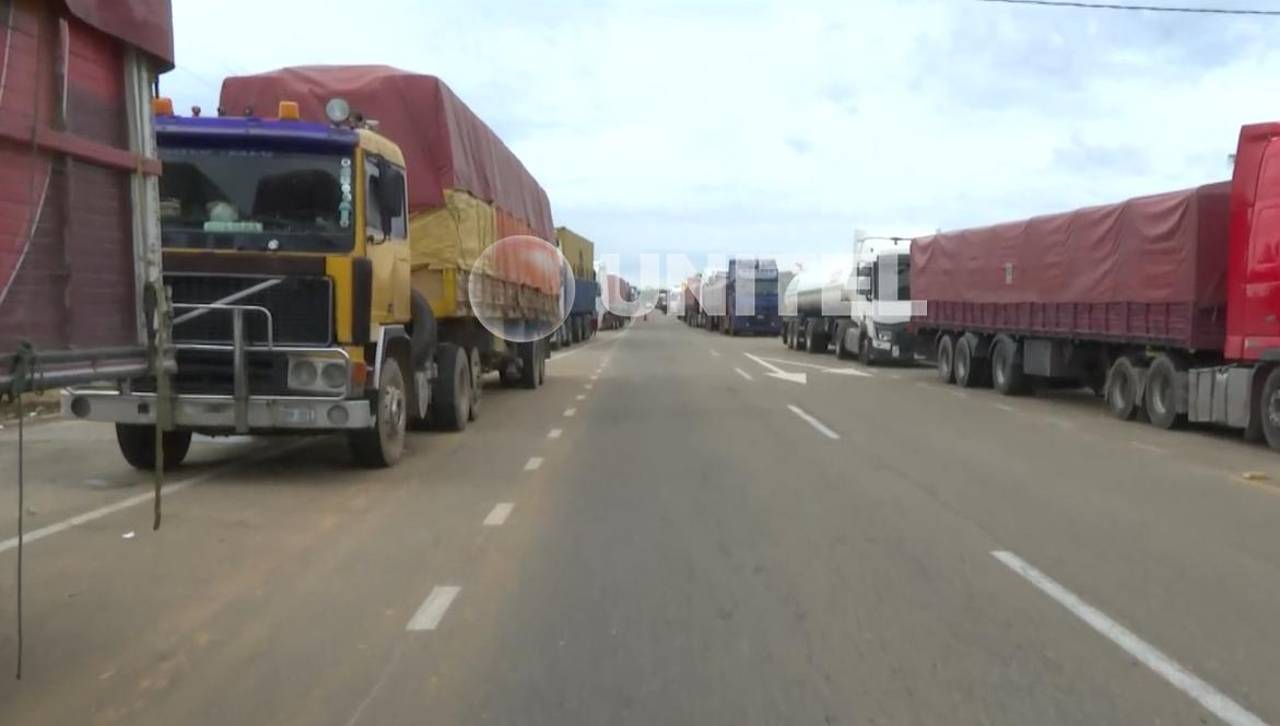 Varios camiones y cisternas permanecen parados en la ruta nueva Santa Cruz-Cochabamba por bloqueo en Yapacaní