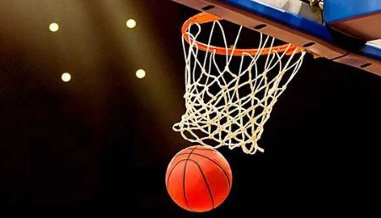 Video: Se subió a un cesto de básquet para perrear pero termina cayendo desde lo alto