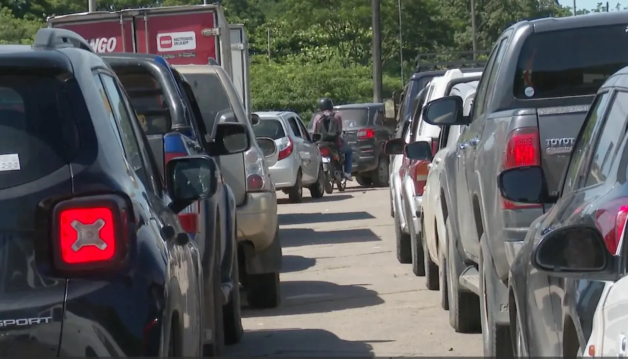 Se registran largas filas por gasolina y diésel en surtidores de Santa Cruz