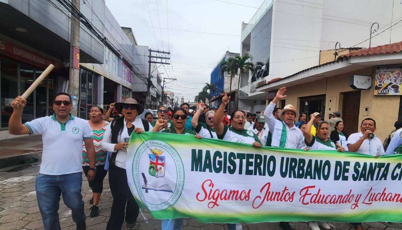 Maestros urbanos marchan en Santa Cruz y exigen abrogación del Decreto Supremo 5716