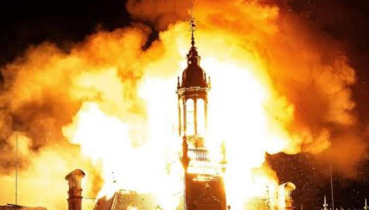 Video: Así fue el impactante derrumbe de la torre del ayuntamiento de Limoges en Francia 
