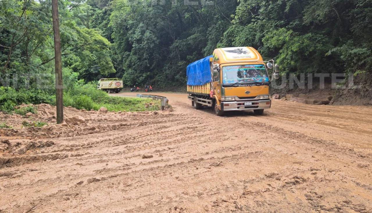 Tras lluvias y derrumbes, ruta a los Valles cruceños está expedita y rescatan a ochos personas en el río Piraí