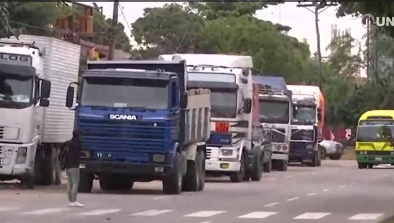 Persisten las largas filas de vehículos por combustible