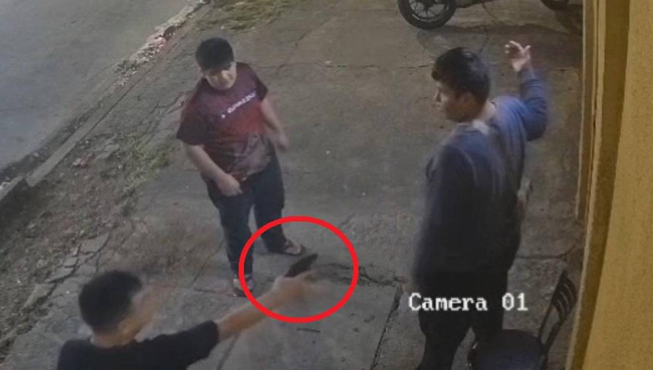 Video: Buscan a sujeto que disparó a dos personas afuera de un local en Santa Cruz