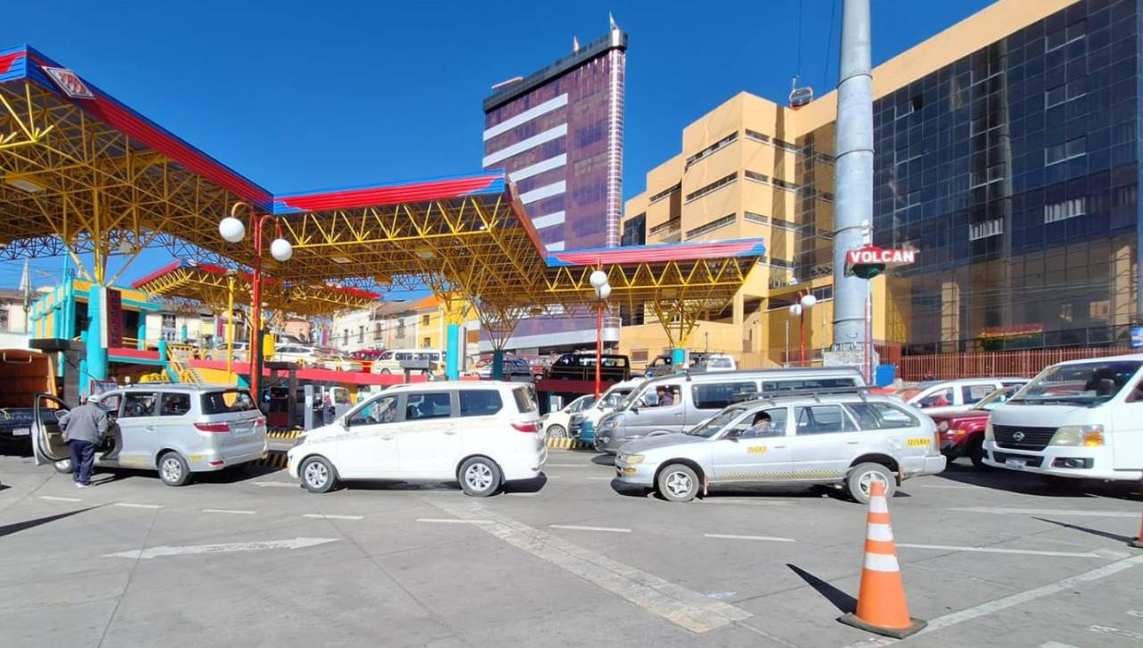 Filas por gasolina y diésel marcaron el feriado del Bicentenario en La Paz