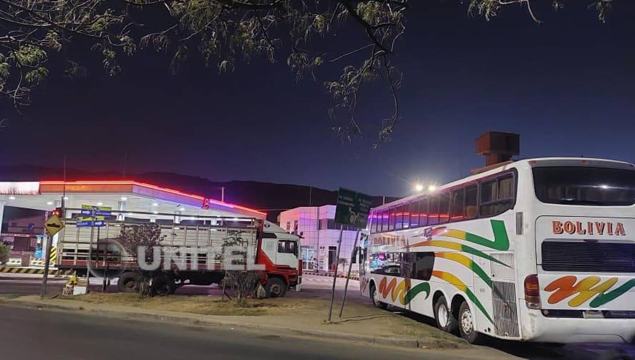 Flotas y vehículos livianos hacen fila en surtidores del eje central pese a que hay estaciones sin combustible