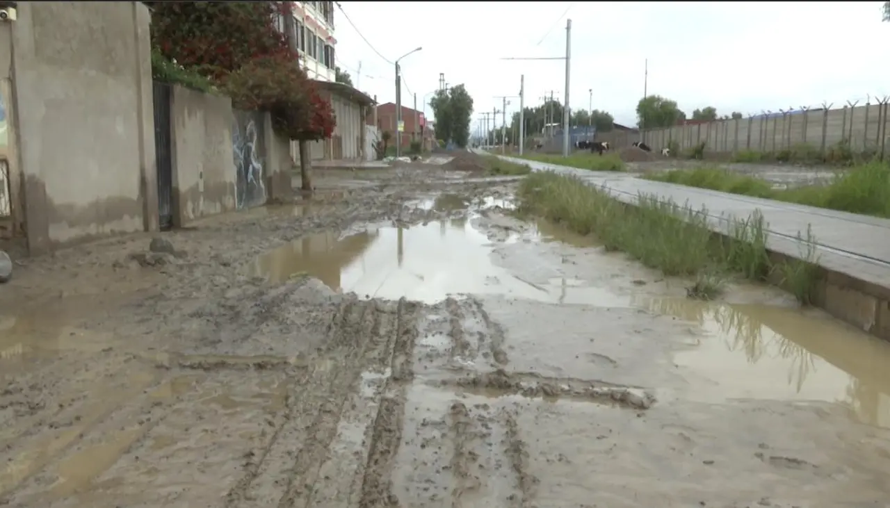 Intensa lluvia provocó el rebalse de un canal que terminó inundando una OTB en Colcapirhua