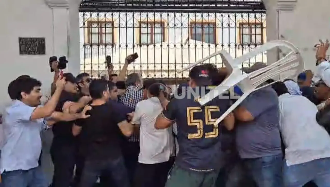 Video: Sillazos y patadas se registraron cuando concejales intentaron ingresar al Concejo de Santa Cruz de la Sierra