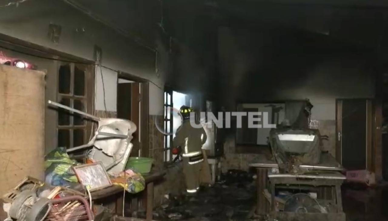 Incendio consume en su totalidad una habitación y daña los otros ambientes de una vivienda en La Guardia