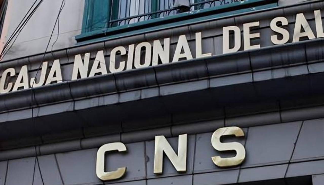 Diputado de Alianza Popular denuncia al gerente de la CNS por dos delitos; este niega las acusaciones y le pide retractarse