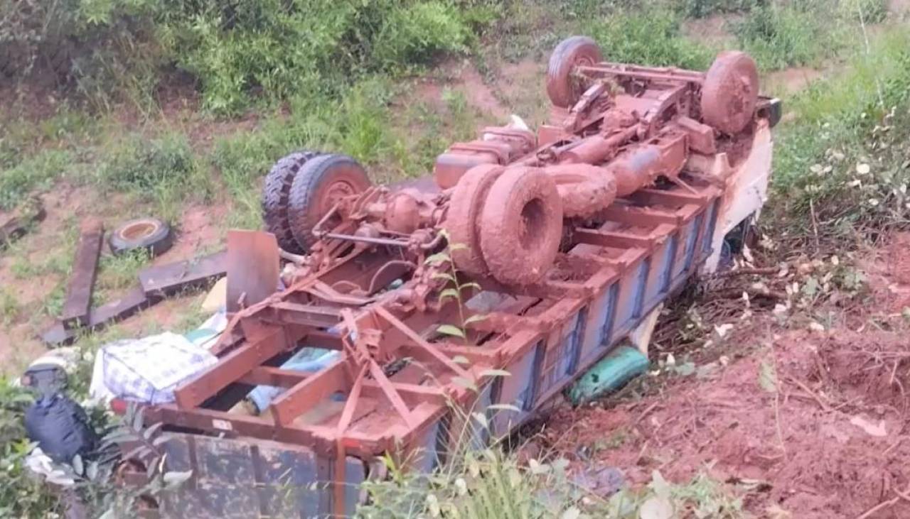 Tres adultos y un niño fallecen tras el vuelco de un camión en una carretera en mal estado