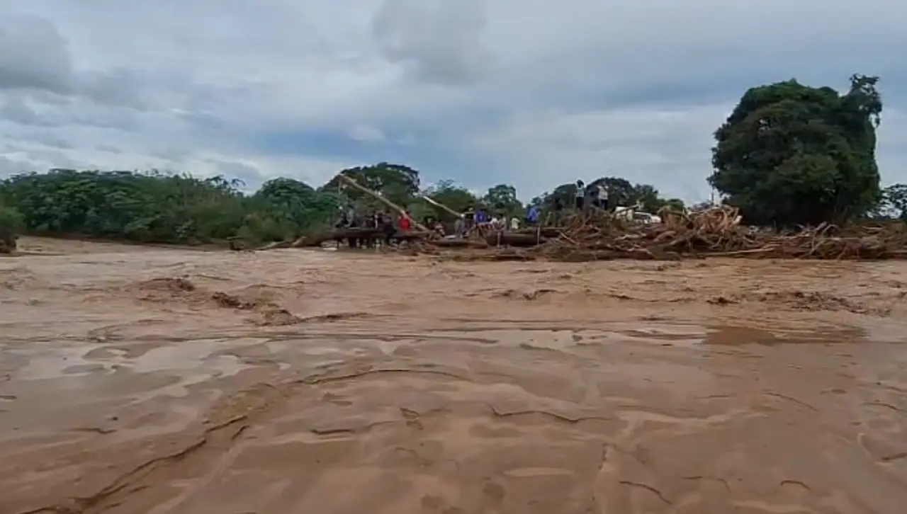 Inundación en Abapó: Aguas cubren las vías y pobladores cruzan sobre troncos 