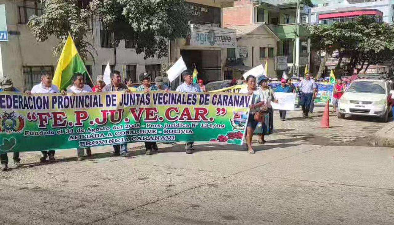 Tensión en Caranavi: Marcha en rechazo a bloqueos terminó en amagues de pelea con sectores que piden la renuncia de Paz