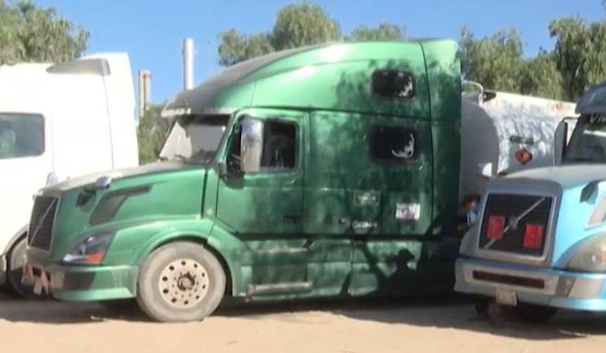 Al menos 20 cisternas aguardan en la refinería de YPFB en Cochabamba; choferes denuncian que no les permiten descargar