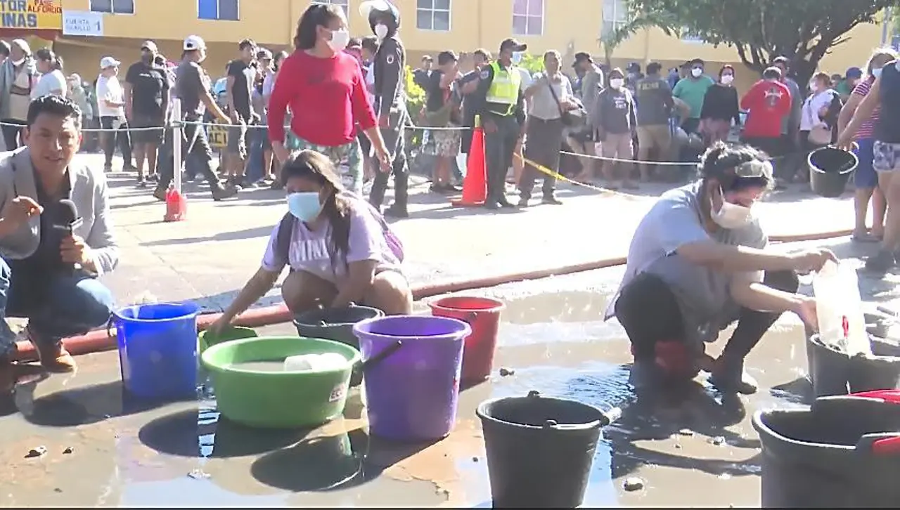 Desesperados, comerciantes recogían el agua de charcos en la vía para ayudar a apagar el incendio en Barrio Lindo