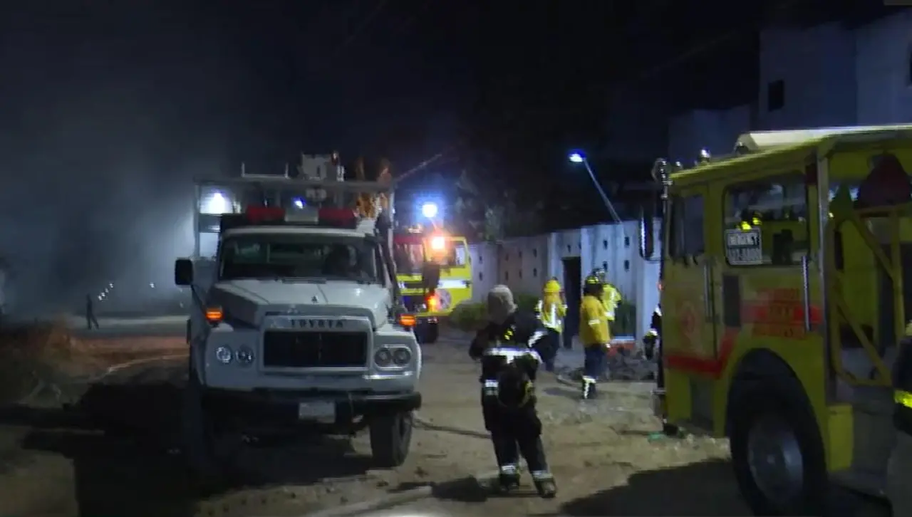 Incendio cerca del Cambódromo: Carros bomberos se quedan sin diésel y piden ayuda con el combustible