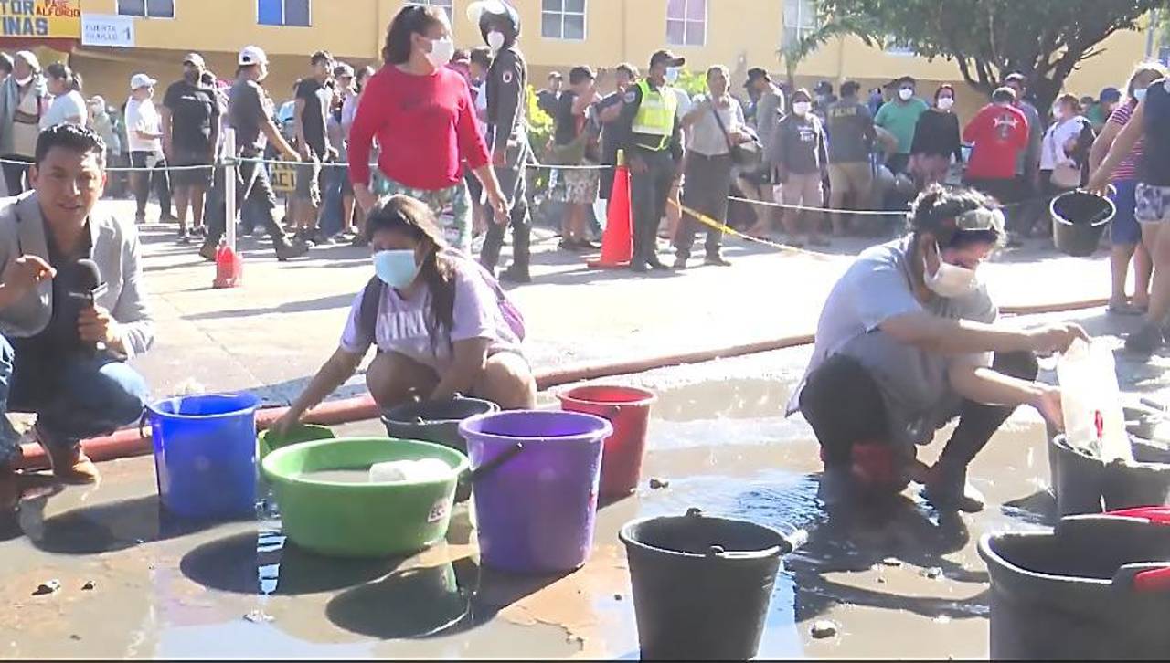Desesperados, comerciantes recogían el agua de charcos en la vía para ayudar a apagar el incendio en Barrio Lindo