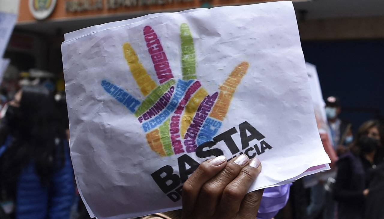 Mujer es asesinada a golpes por su pareja, quien encendió una fogata para quemar las evidencias