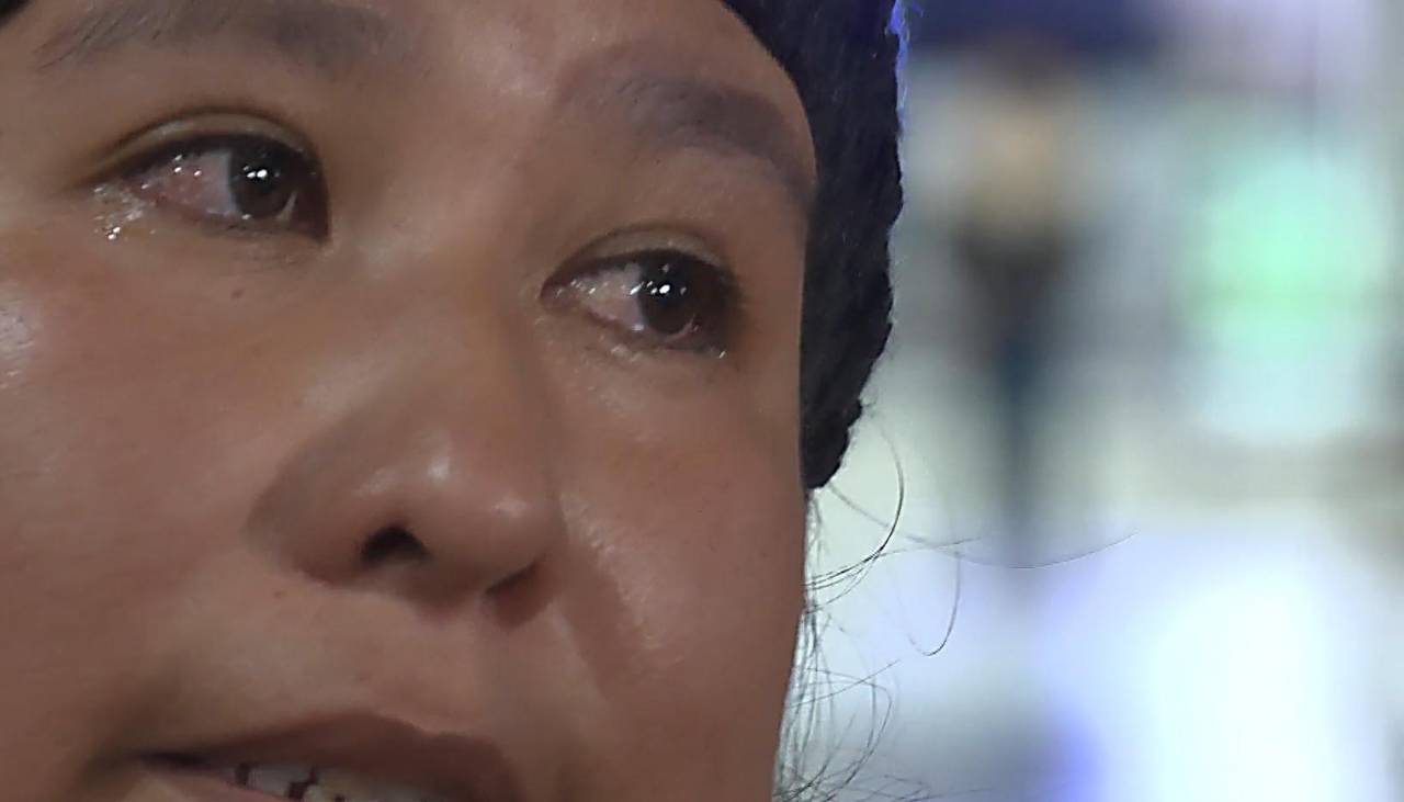 “Mi mamá está enferma”: entre lágrimas, una mujer señala que desde el jueves busca llegar a La Paz