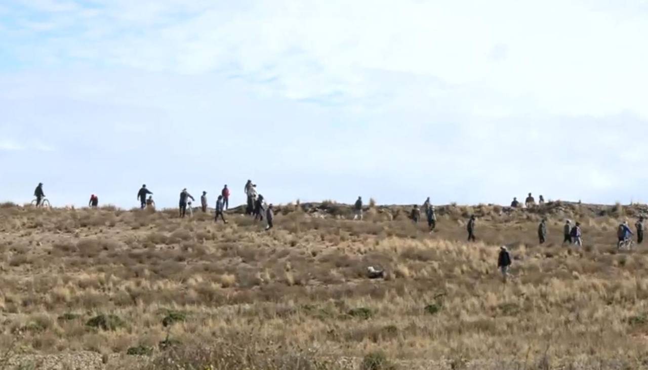 Movilizados arrojan piedras contra el operativo que avanza en el sector de Mazocruz, ruta La Paz - Oruro