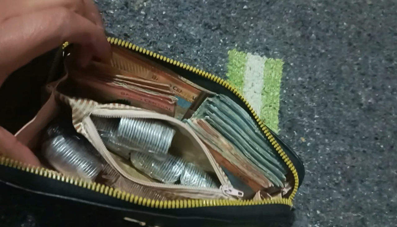 Encontró una billetera repleta de dinero en un minibús y busca al propietario