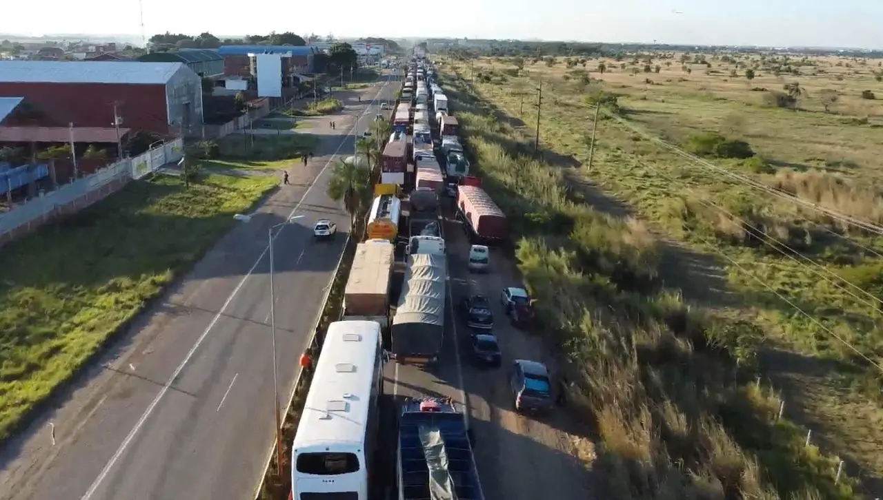 Bloqueo en la vía Santa Cruz - Warnes: Mototaxistas exigen incremento de tarifas