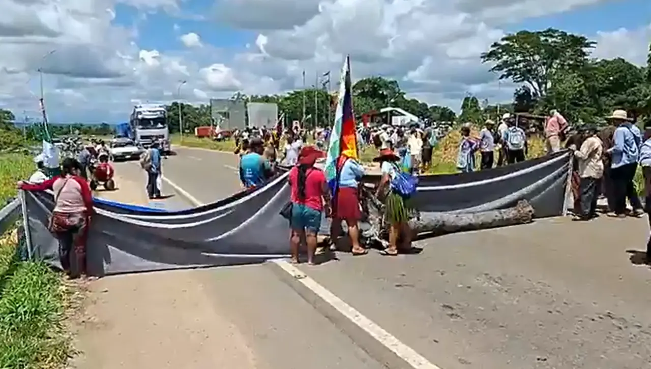 Al menos dos carreteras de Santa Cruz están bloqueadas en protestas contra el DS 5503