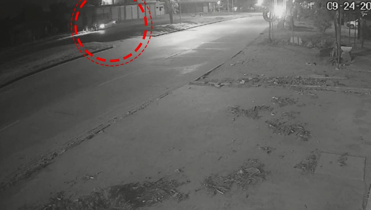 Video: Conductor se sube a la acera, atropella a tres personas y avanza sin brindar auxilio