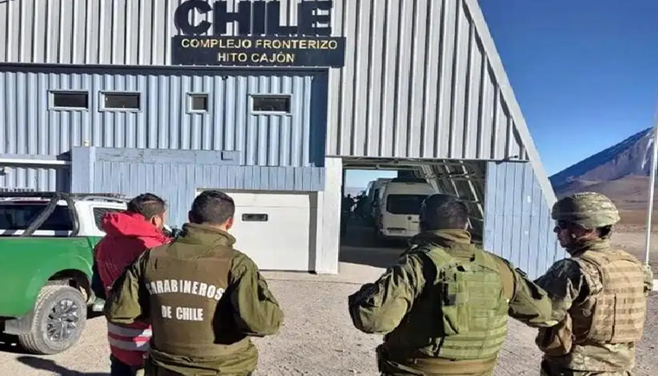 Policía Boliviana confirma que cinco uniformados y un civil fueron detenidos en Chile