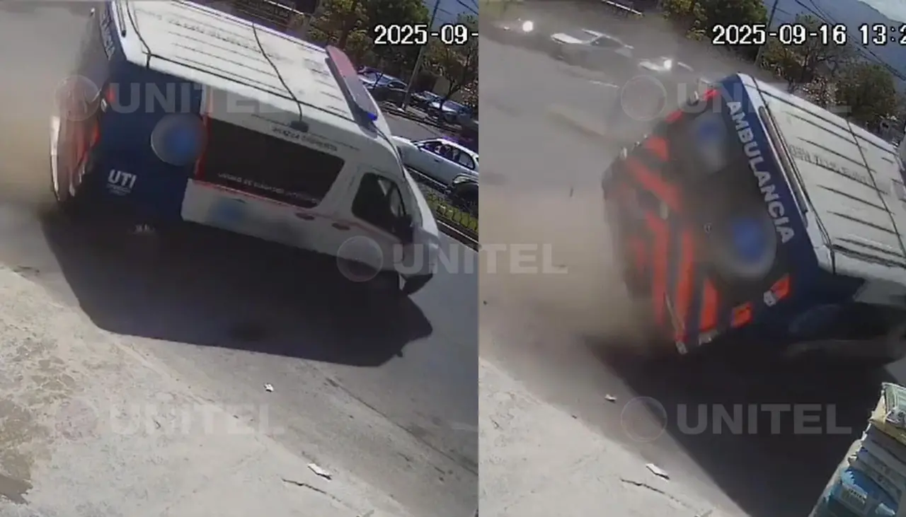 Video: dos paramédicos quedan heridos y una ambulancia volcada tras ser impactada cuando iba a una emergencia