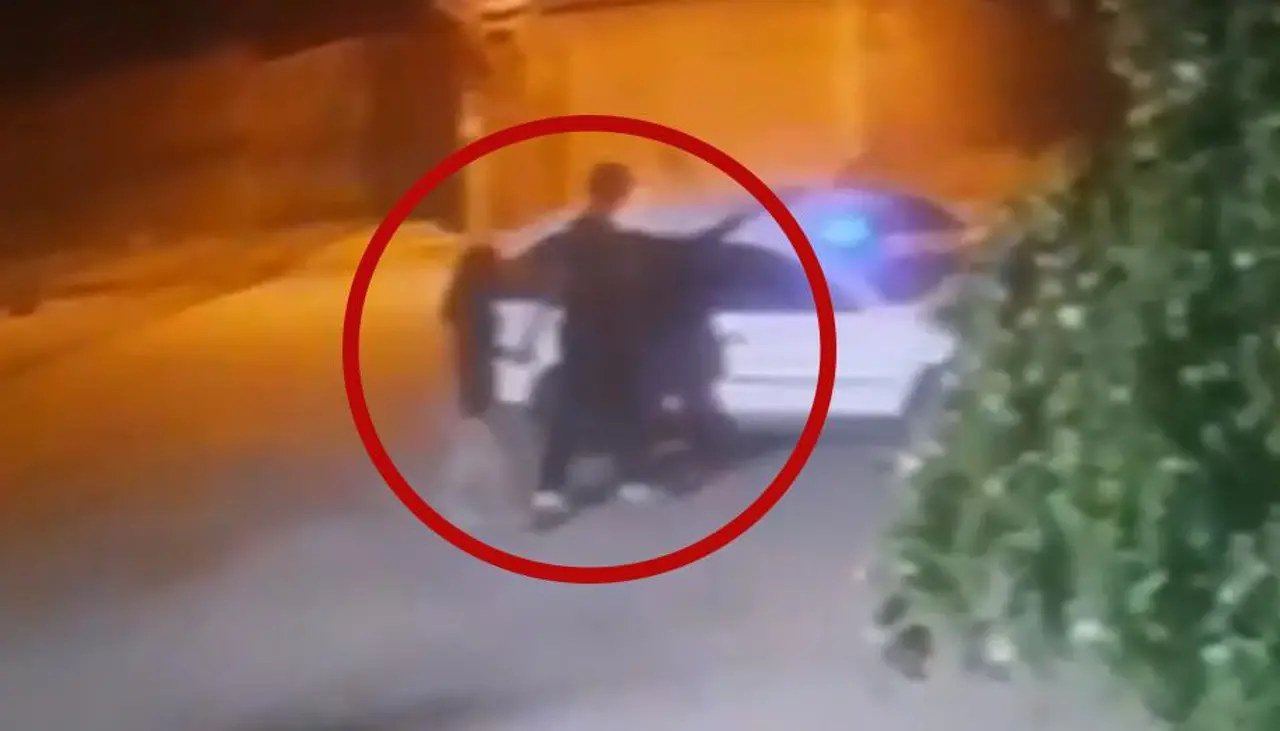 Video: Antisociales en auto arrebatan las pertenencias a dos jóvenes, una de las víctimas fue arrastrada