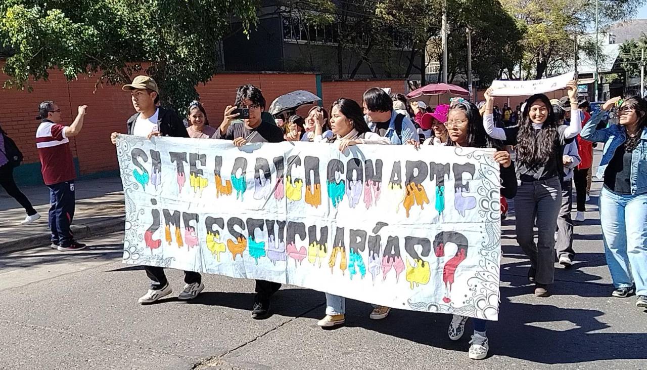 Cochabamba: Cerca de 100 jóvenes participaron de una movilización artística por el cuidado a medioambiente