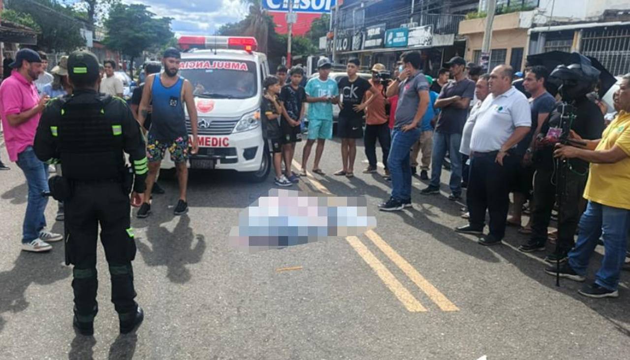 Joven de 21 años muere atropellado por un micro en zona céntrica de la capital cruceña
