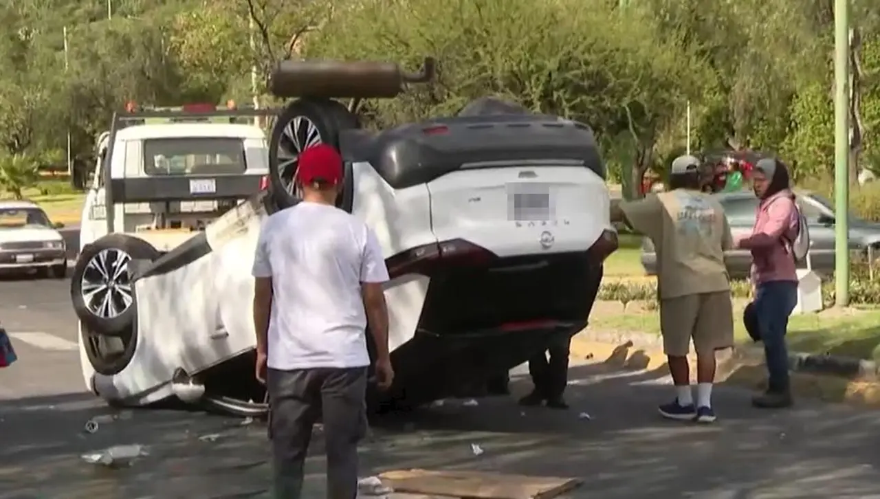 Al menos tres heridos luego de que vehículo diera un vuelco de campana tras ser impactado por otro auto