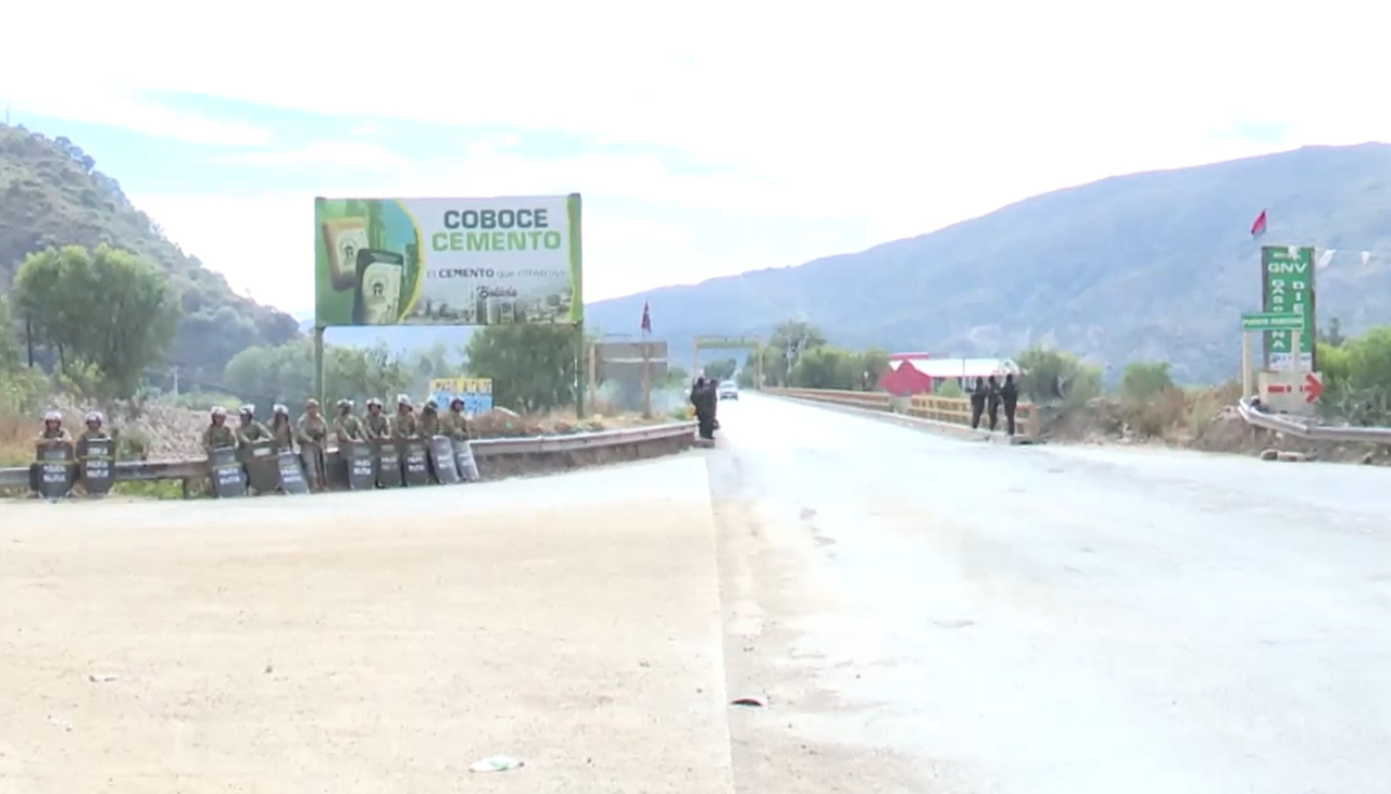 Refuerzan presencia policial y militar en la carretera que une Cochabamba con Oruro para impedir bloqueos