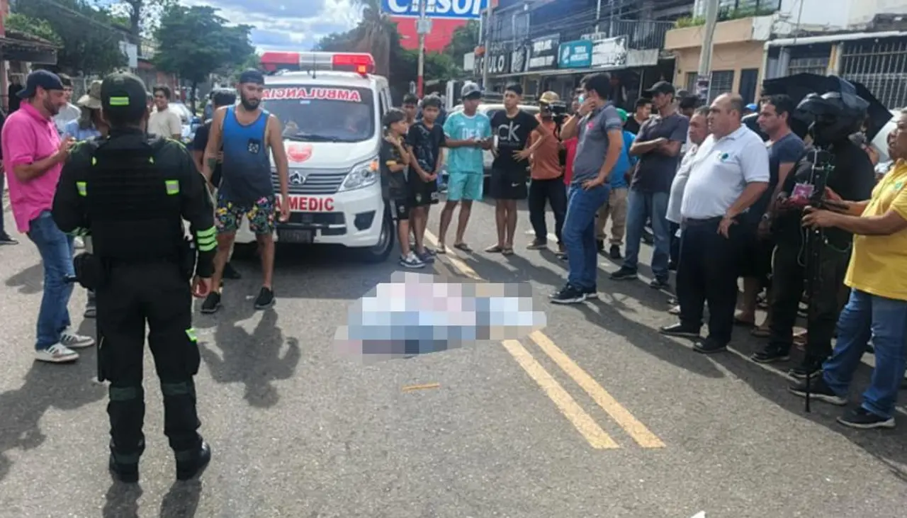 Joven de 21 años muere atropellado por un micro en zona céntrica de la capital cruceña