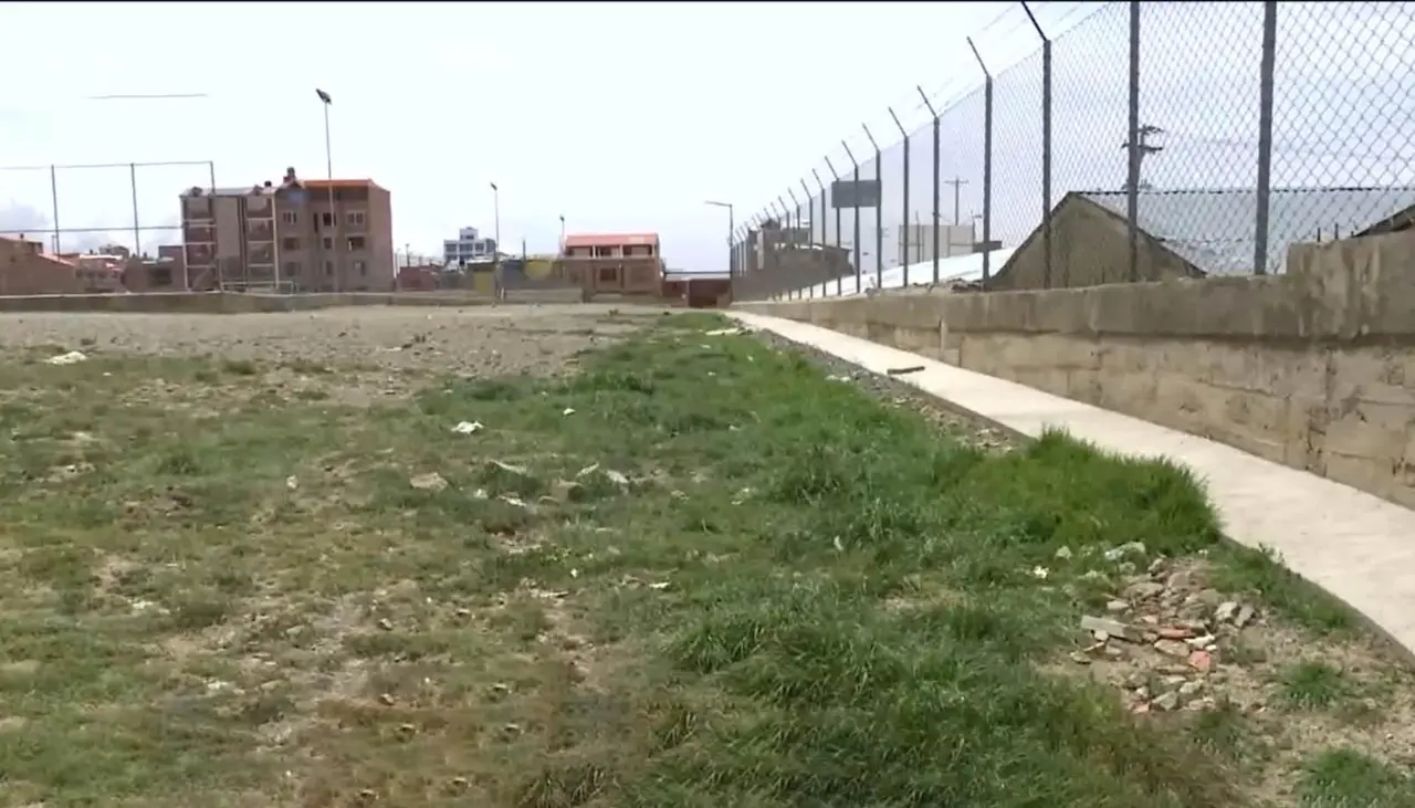 Hallan en una cancha el cuerpo de una mujer sin vida; vecinos dicen que “fue trasladada en un carrito”