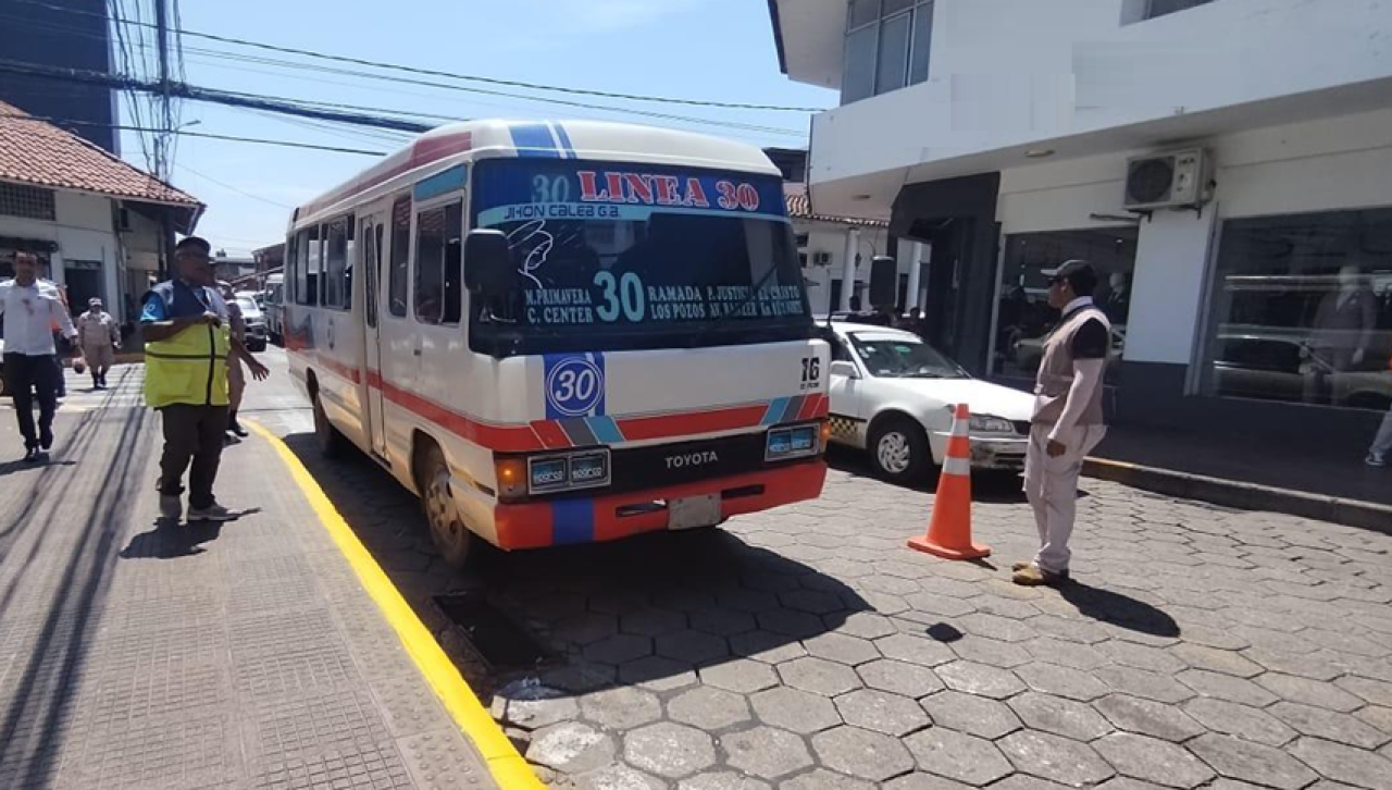 El ordenamiento del transporte urbano en el centro cruceño no se concretó y la Alcaldía habla de “concientización” 