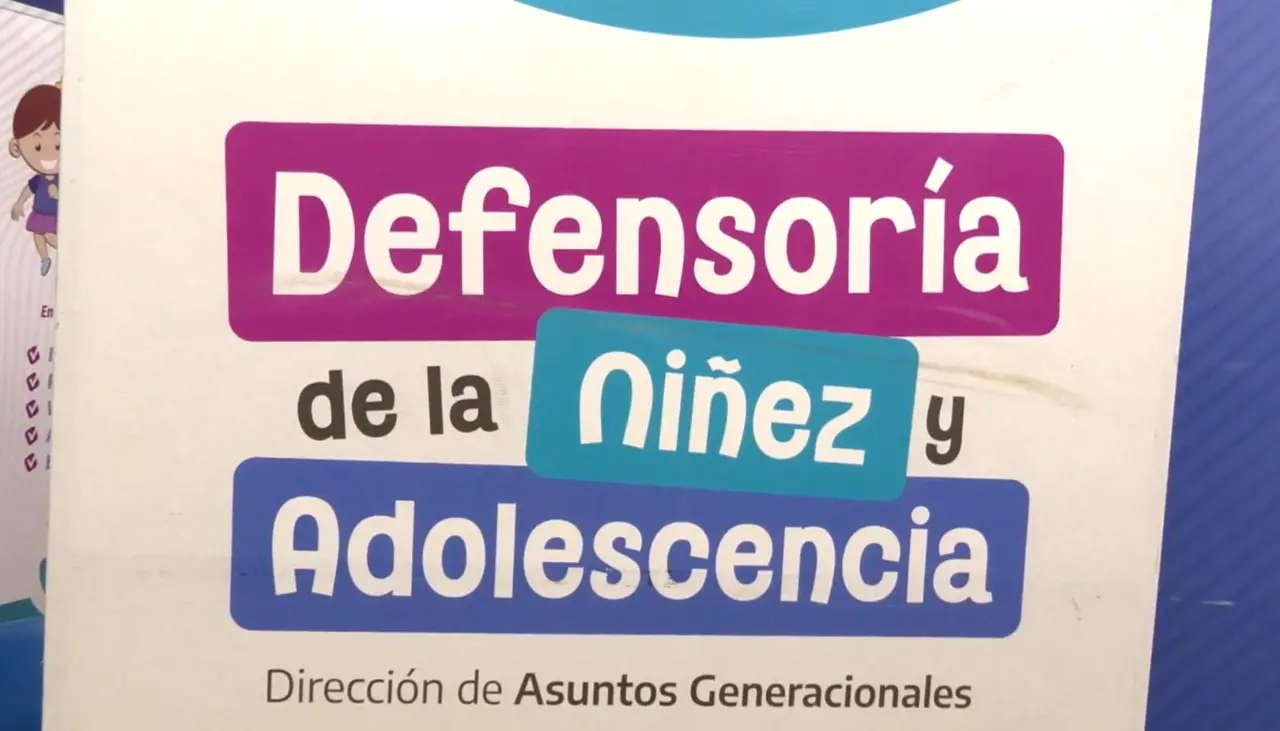 Investigan a una madre por una brutal golpiza a su hija por derramar jugo en el mercado 