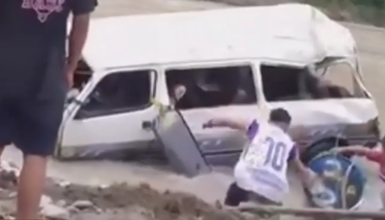 Se salvaron de milagro: Un minibús cae al río en los Yungas con dos ocupantes al interior