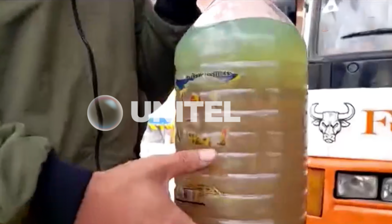 Choferes de micro denuncian que les vendieron diésel mezclado con agua en un surtidor de Potosí