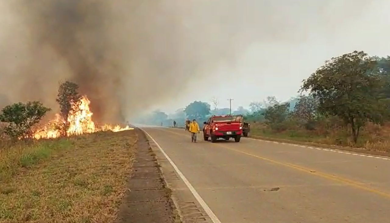 Roboré sufre un nuevo incendio en la carretera Bioceánica, que amenaza a la zona de Aguas Calientes