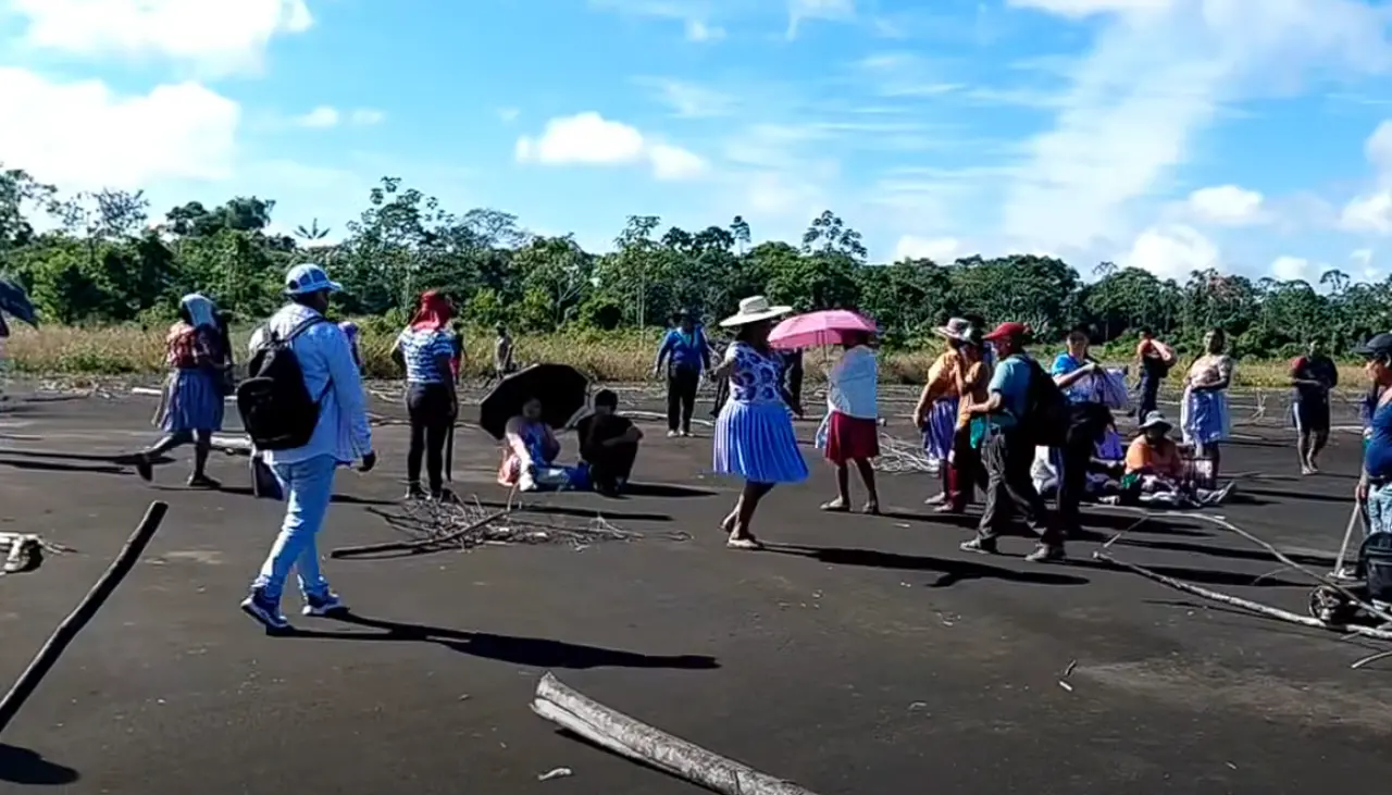 Cocaleros toman el aeropuerto de Chimoré: “Vamos a defender a Evo Morales”